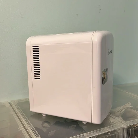 Mini Fridge - Picture 2 of 4